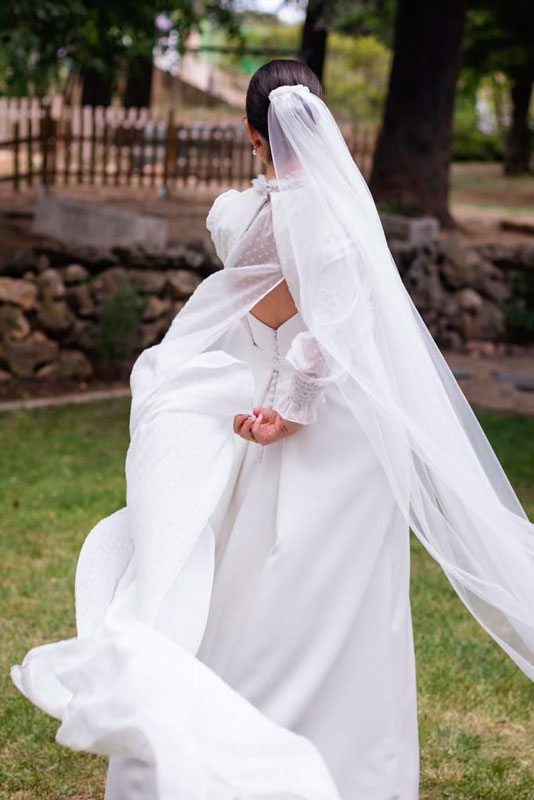 Vestido de novia con falda al vuelo