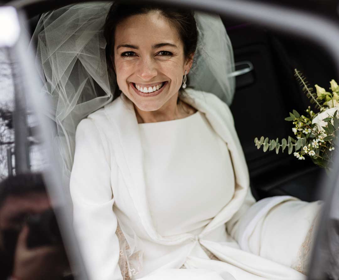 Novia sonriente camino de la ceremonia